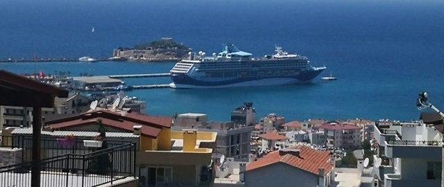 Kuşadası’nda Gemiyle 3 Bin Turist Geldi