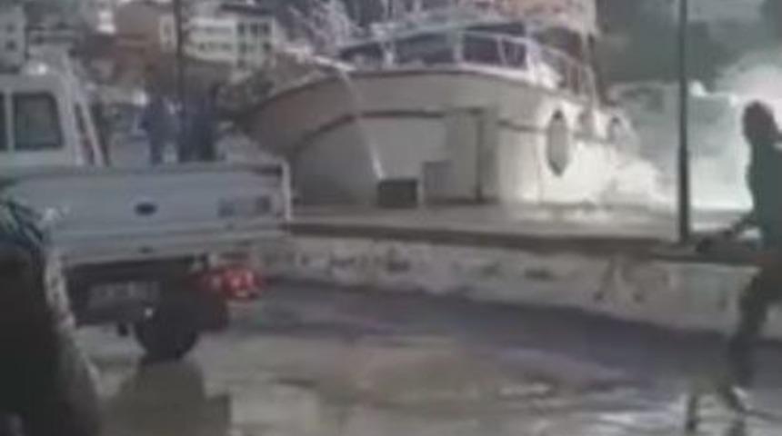 Batma Tehlikesi Ge&ccedil;iren Tekneyi Elleriyle Tutmaya &Ccedil;alıştılar