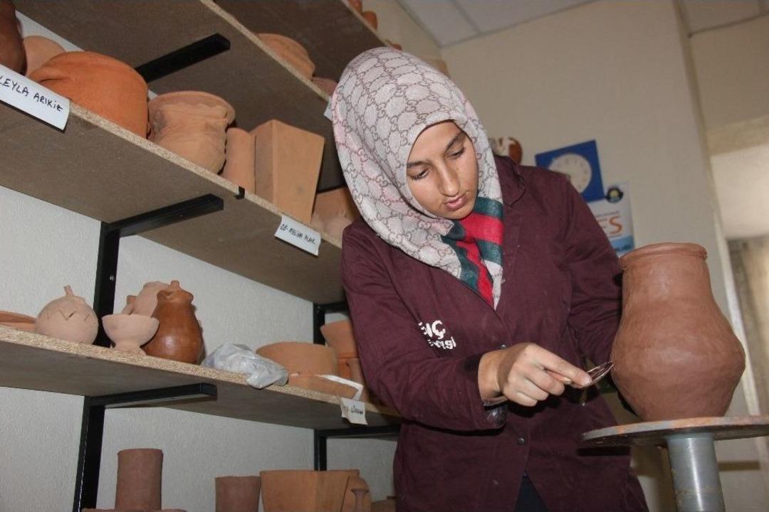 Kadınlar &Ccedil;amura Şekil Vererek Meslek &Ouml;ğreniyor