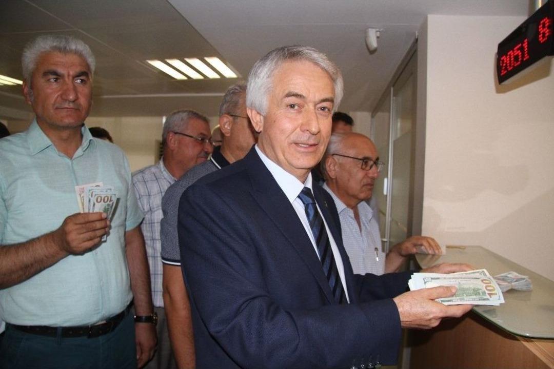 Itso Ve Itb Y&ouml;netimi İle &Uuml;yeleri, Banka Veznelerinde Sıraya Girerek D&ouml;vizlerini Bozdurdu