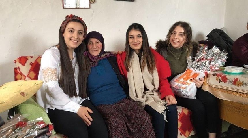 &Uuml;lk&uuml;c&uuml; Gen&ccedil;ler Kadınlara &Ccedil;i&ccedil;ek Dağıttı