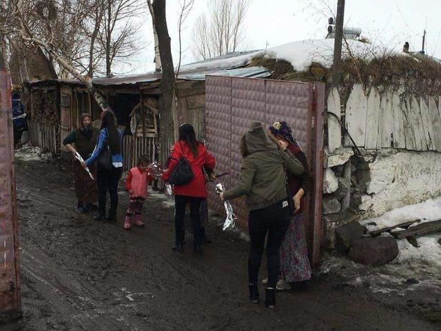 Ülkücü Gençler Kadınlara Çiçek Dağıttı