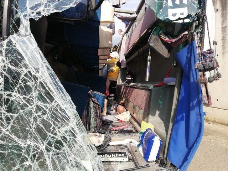 Trabzon’da Kamyondan Kayan Direk Halk Otobüsünün İçine Girdi: 2 Ölü, 8 Yaralı G3