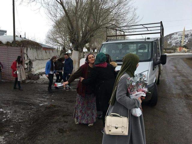 Ülkücü Gençler Kadınlara Çiçek Dağıttı