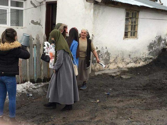 Ülkücü Gençler Kadınlara Çiçek Dağıttı