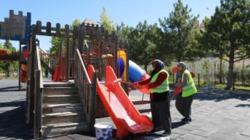 Niğde Belediyesi Parkları Dezenfekte Ediyor
