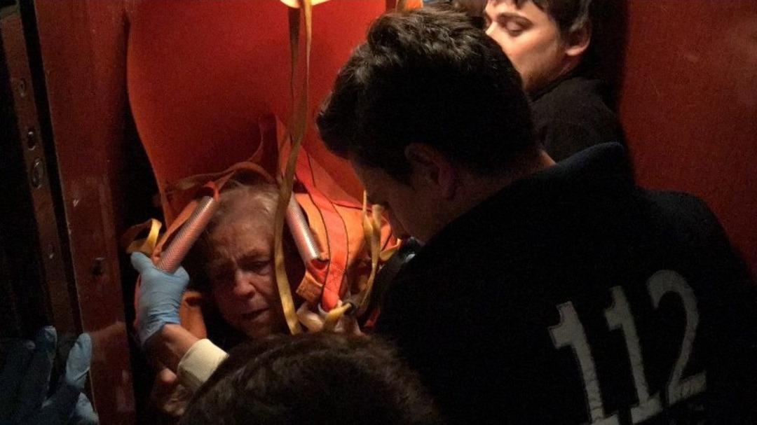 Asans&ouml;re Sığmayan 180 Kiloluk Kadını 7 Kişi Zor İndirdi