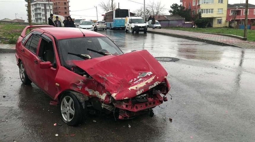 (&ouml;zel Haber) Sultanbeyli&rsquo;de Otomobilin &Ccedil;arptığı Minib&uuml;s Okul Duvarına &Ccedil;arparak Durabildi