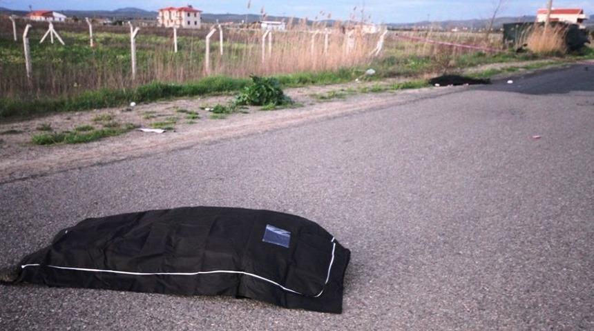 Yoldan &Ccedil;ıkan Otomobil Kaldırımdaki Y&uuml;r&uuml;y&uuml;ş Yapan 2 Kadını Bi&ccedil;ti