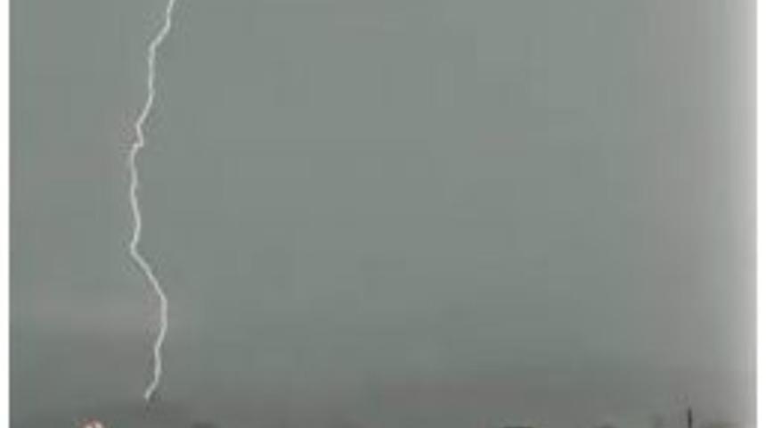 Şimşeğin Elektrik Direğine D&uuml;şme Anı Cep Telefonu Kamerasına Yansıdı