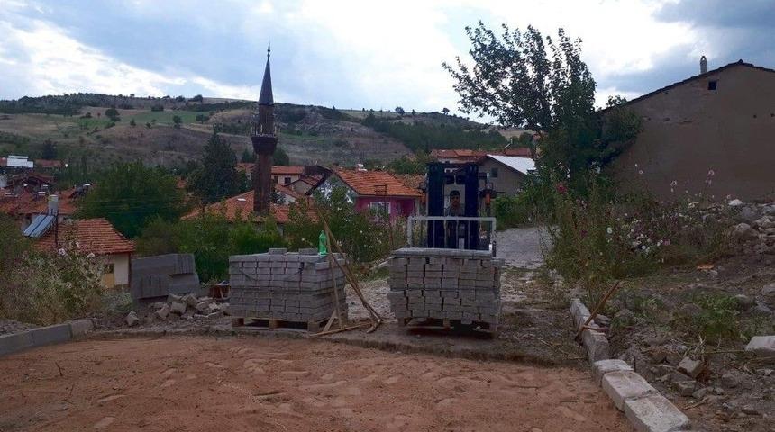 Eskigediz&rsquo;de Tarihi Kemere &Ccedil;ıkan Yollar Tamir Ediliyor