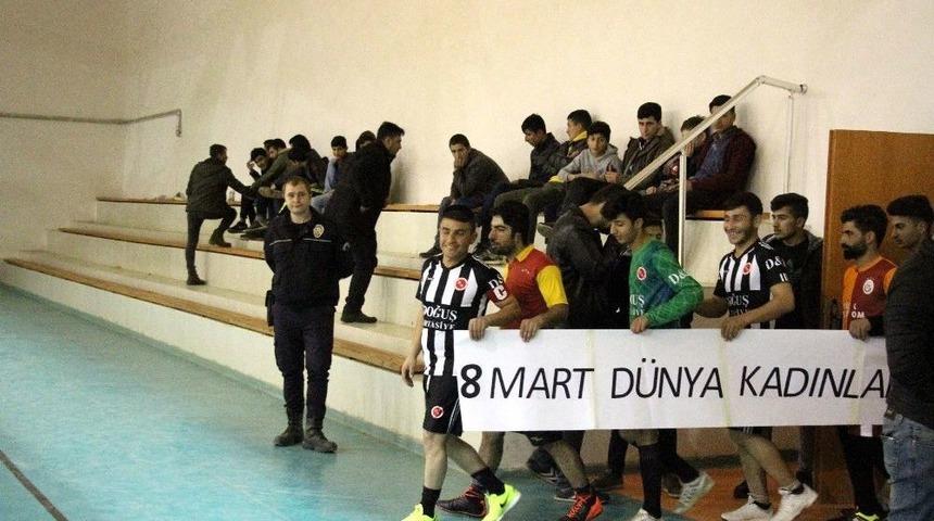 Kadınlar İ&ccedil;in Pankart A&ccedil;tılar