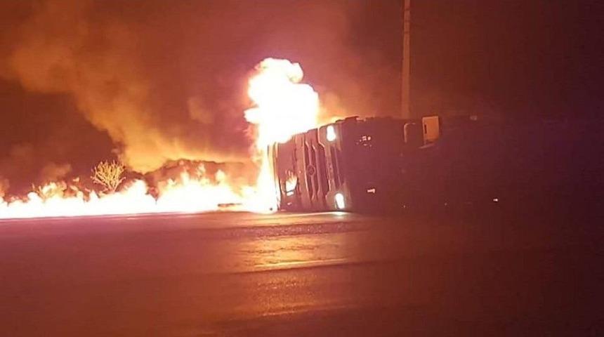 Sıcak K&uuml;t&uuml;k Demir Y&uuml;kl&uuml; Tır Alev Alev Yandı