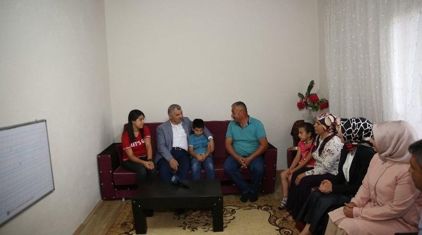 Başkan &Ccedil;elik, Gen&ccedil; Kaymek&rsquo;te Eğitim G&ouml;ren &Ouml;ğrencilerin Ailelerini Ziyaret Etti