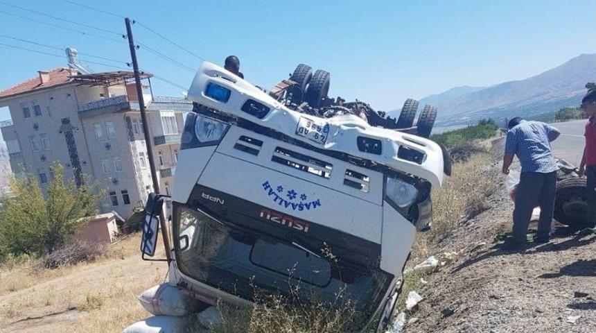Saman Y&uuml;kl&uuml; Kamyon Devrildi: 1 Yaralı