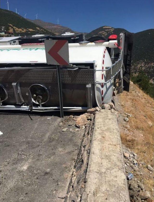 Nurdağı’nda Mazot Yüklü Tanker Yan Yattı