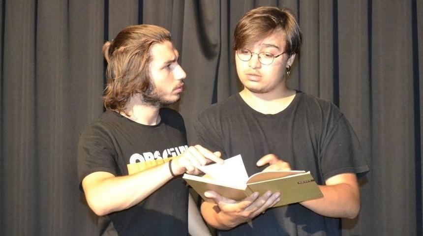 Hi&ccedil;bir Destek Almadan Tiyatro Sergileyen Gen&ccedil;lerin Azmi