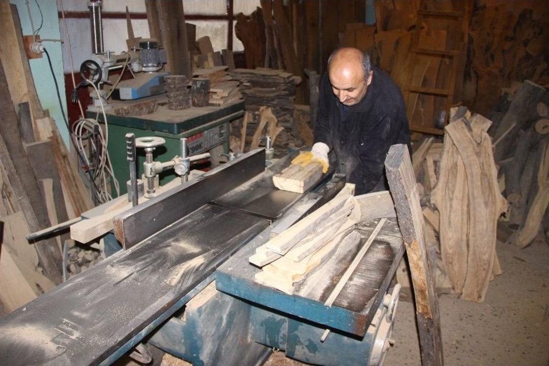 (&ouml;zel Haber) Yakılacak Odunları Sanat Eserine D&ouml;n&uuml;şt&uuml;r&uuml;yor