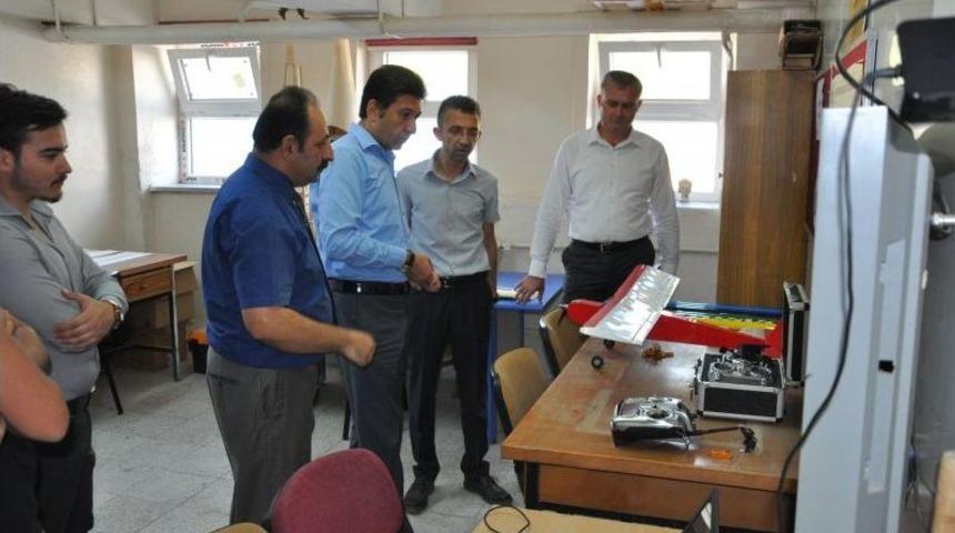 &Ouml;ğretmen Ve &Ouml;ğrenciler İnsansız Hava Aracı Yapıyor