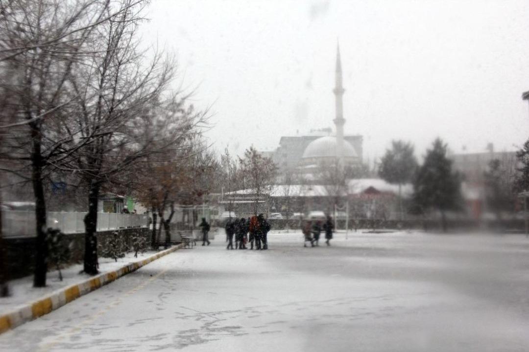 Erzurum&rsquo;da Mart Kapıdan Baktırdı, Kar Kalınlığı 20 Santimetreye Ulaştı