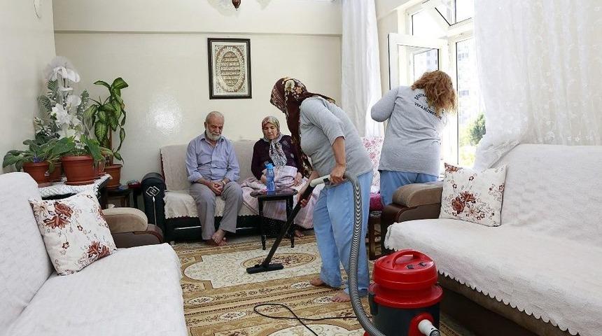 Bayram Temizliği Yaşlı Çifti Sevindirdi