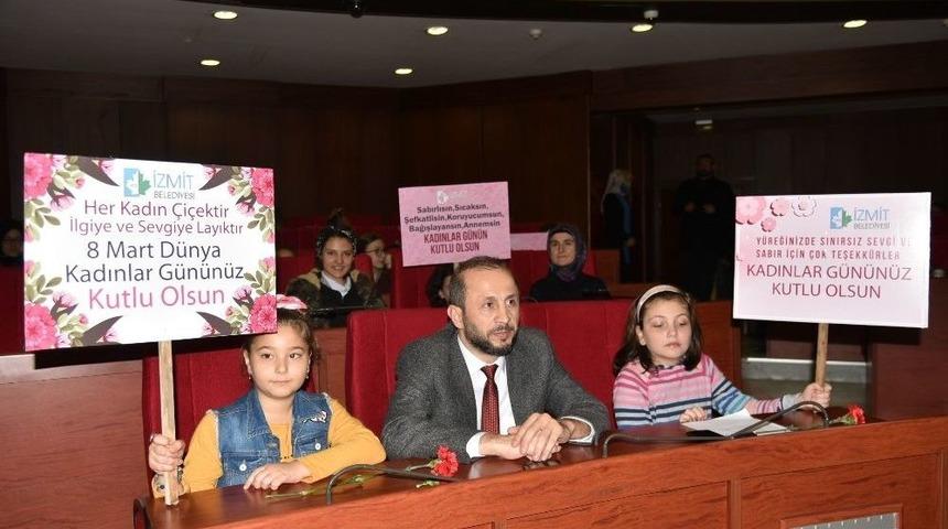 &Ccedil;ocuk Meclisi Belediyenin Kadın &Ccedil;alışanlarına Karanfil Verdi