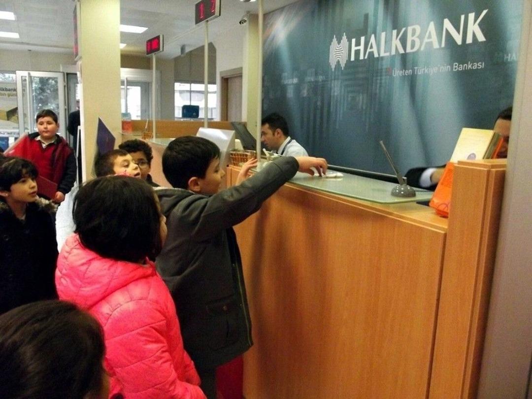 K&uuml;&ccedil;&uuml;k &Ouml;ğrenciler Biriktirdikleri Har&ccedil;lıkları Mehmet&ccedil;ik Vakfına Bağışladı