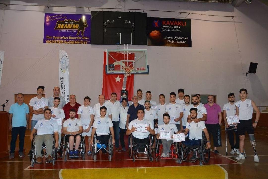 Engelliler Başarı Belgelerini Başkan &Ouml;zakcan&rsquo;ın Elinden Aldılar