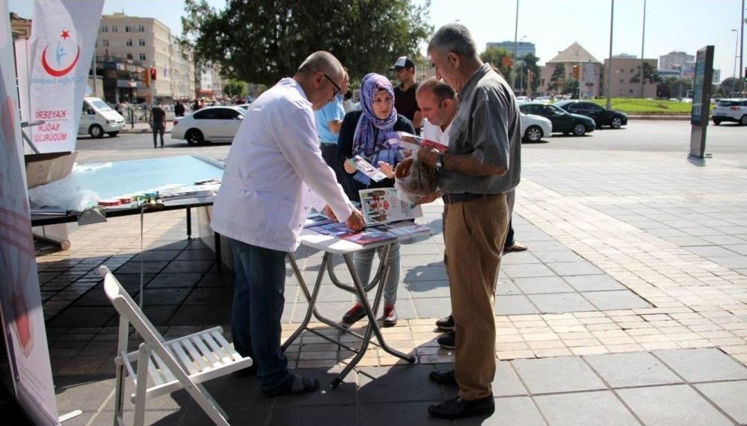 İl Sağlık M&uuml;d&uuml;rl&uuml;ğ&uuml; Sağlıklı Yaşam Aracıbilgilendirme Ve Denetim İ&ccedil;in Cumhuriyet Meydanındaydı