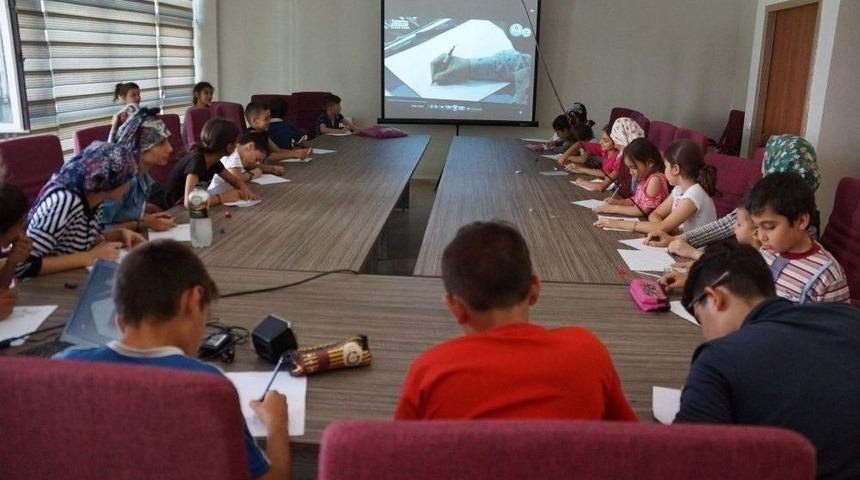 Siirtli Gençlere Karikatür Eğitimi Veriliyor