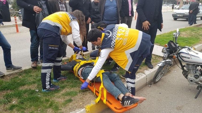 Adıyaman&rsquo;da Motosiklet Devrildi: 1 Yaralı
