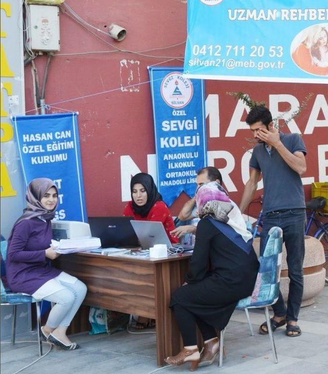 Silvan’da Üniversite Adaylarına Ücretsiz Rehberlik Hizmeti