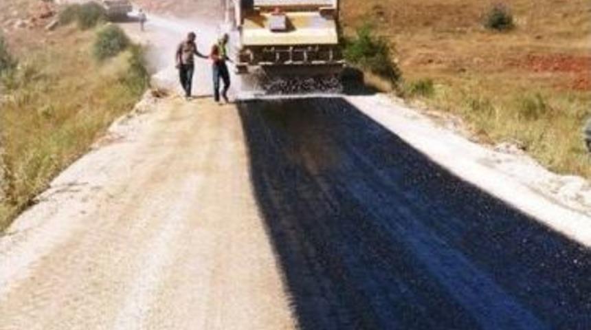 Kırsal Mahallelerde Soğuk Asfalt &Ccedil;alışmaları T&uuml;m Hızıyla Devam Ediyor