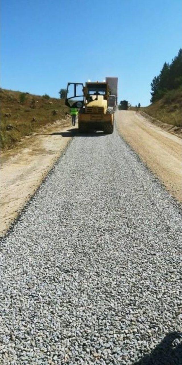 Kırsal Mahallelerde Soğuk Asfalt Çalışmaları Tüm Hızıyla Devam Ediyor