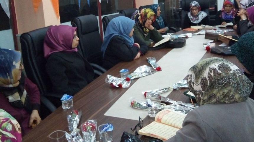 Kadınlar G&uuml;n&uuml;nde Zeytin Dalı Harekatı İ&ccedil;in Dua Ettiler