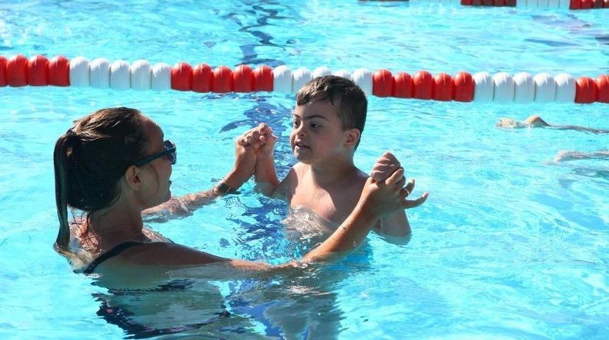 Bayraklı’da Engelli Çocuklara Yüzme Kursları İlgi Görüyor