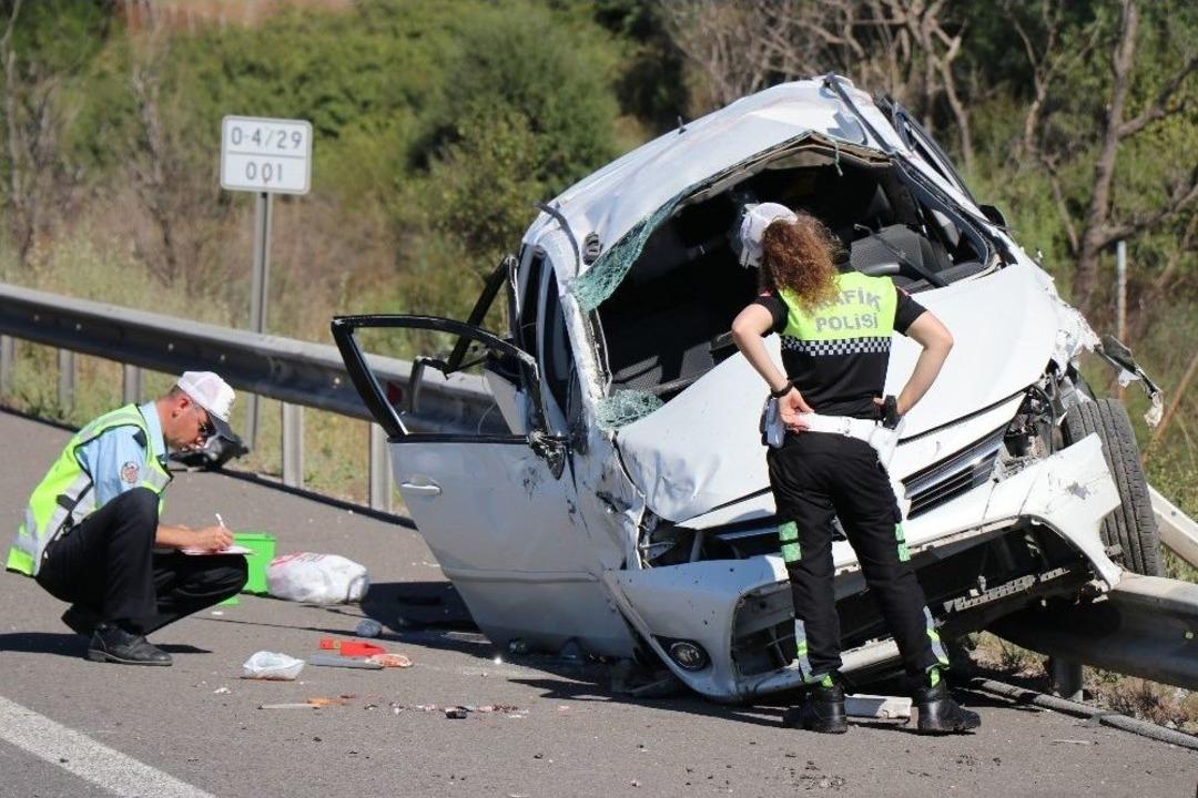 Tem Otoyolu&rsquo;nda Feci Kaza: 2 &Ouml;l&uuml;, 4 Yaralı