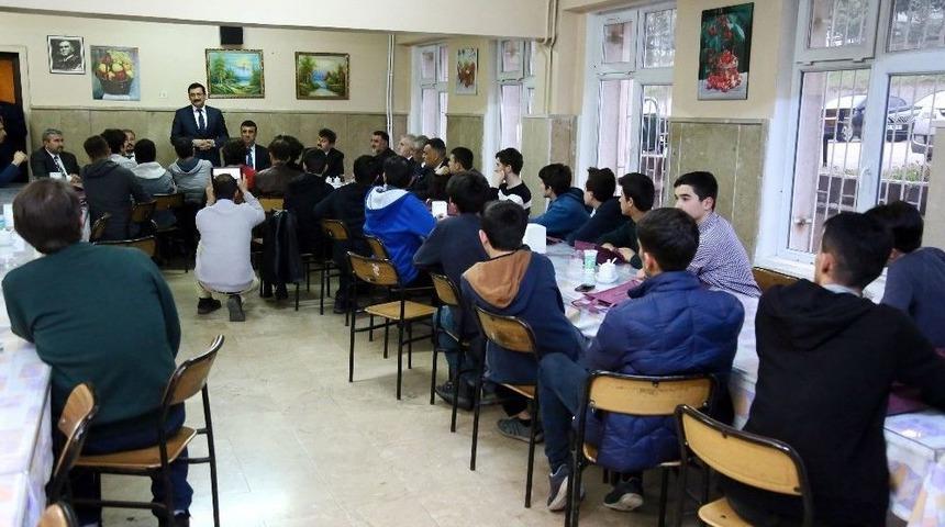 Başkan Ak &Ouml;ğrencilerin Sofrasına Konuk Oldu