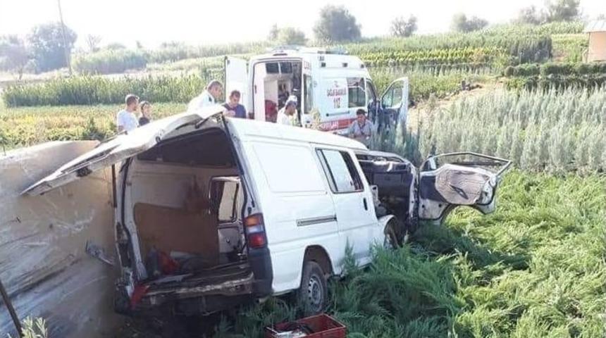 İş&ccedil;ileri Taşıyan Minib&uuml;s Devrildi: 1 &Ouml;l&uuml;, 3 Yaralı