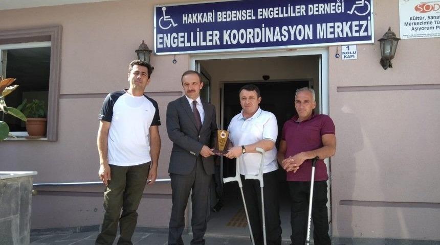 Engellilerden Başkan Vekili Epcim&rsquo;e Teşekk&uuml;r Plaketi