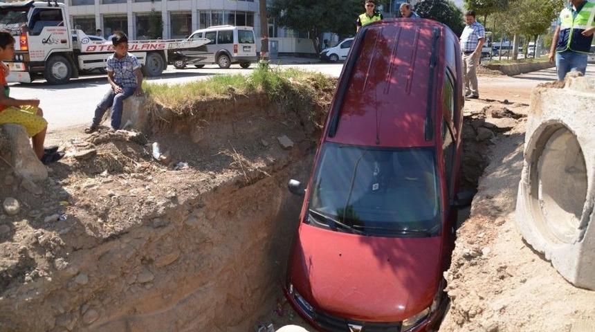 El Frenini &Ccedil;ekmeyi Unutan Şof&ouml;r, Aracını 2 Metrelik &Ccedil;ukurda Buldu