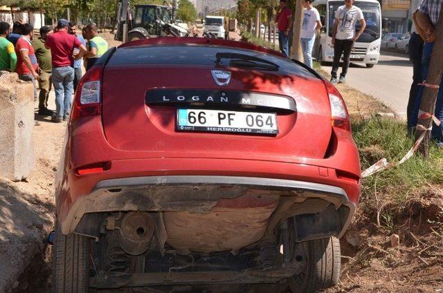 El Frenini Çekmeyi Unutan Şoför, Aracını 2 Metrelik Çukurda Buldu