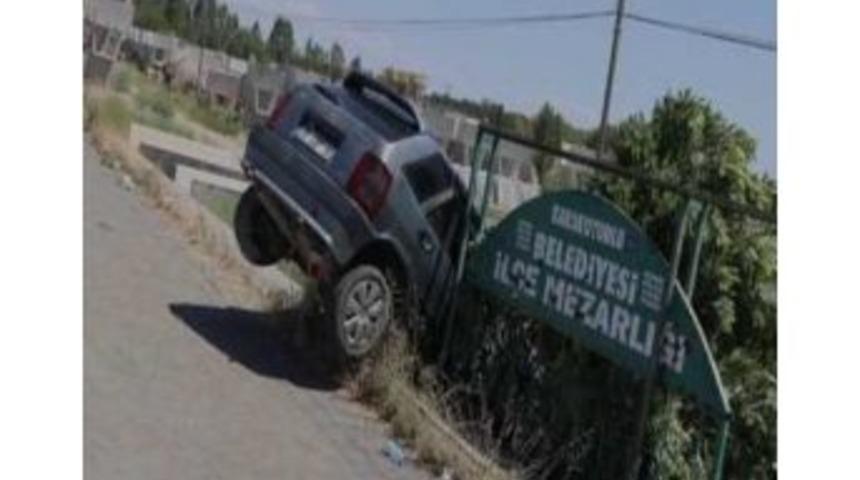 Otomobil Mezarlığa U&ccedil;tu: 1 Yaralı