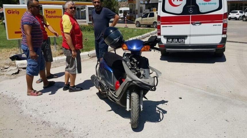Motosikletle Kamyonet &Ccedil;arpıştı; 2 Yaralı