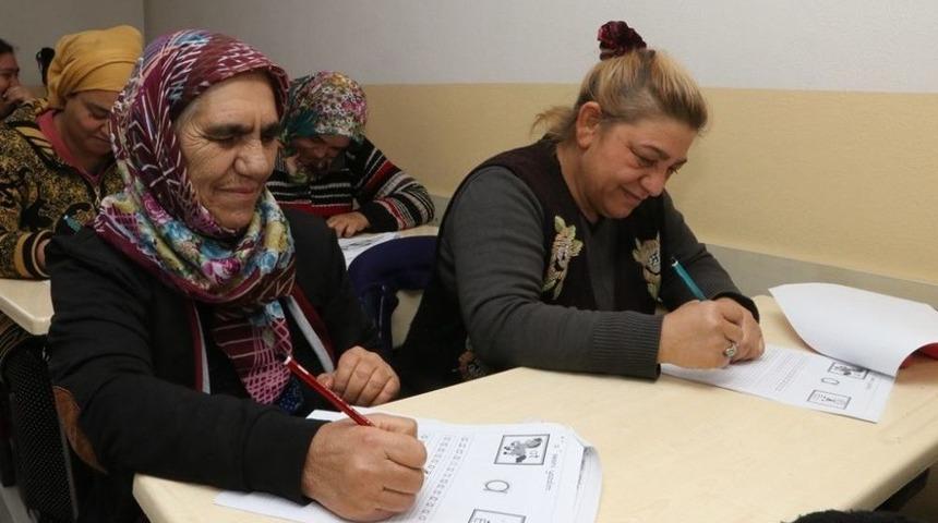 Büyükşehir Belediyesi Okuma Yazma Seferberliğinde Eğitimlere Başladı