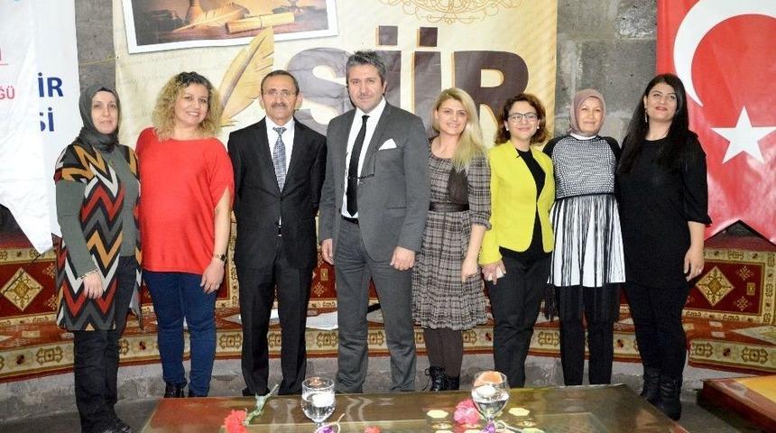 Kayseri Sağlık M&uuml;d&uuml;rl&uuml;ğ&uuml; &ldquo;8 Mart D&uuml;nya Kadınlar G&uuml;n&uuml;&rdquo; Nedeni İle Kadın &Ccedil;alışanlarına Şiir Dinletisi D&uuml;zenledi
