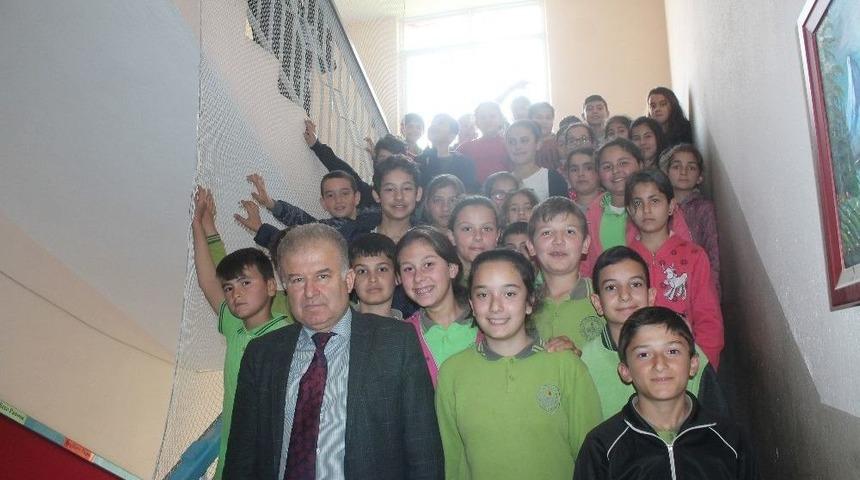 &Ouml;ğrencilerin G&uuml;venliği İ&ccedil;in Merdivene G&uuml;venlik Filesi