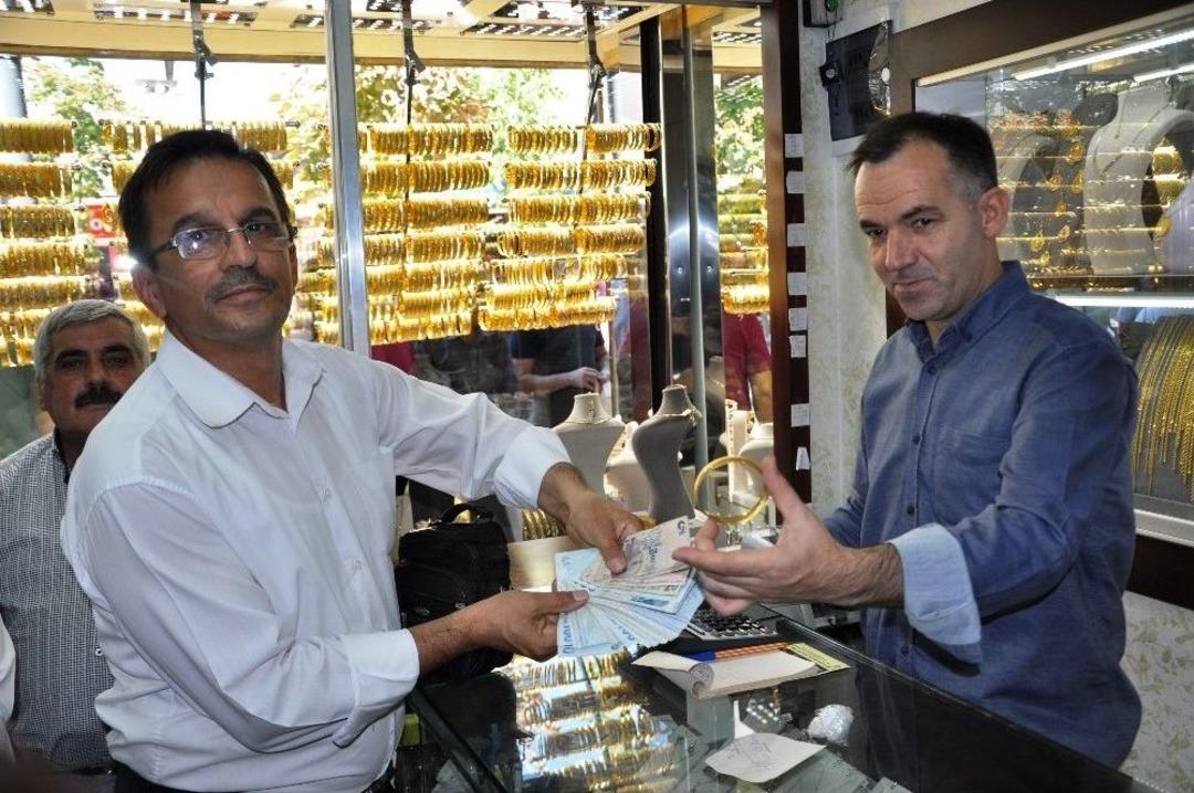 Manisa&rsquo;da Stk&rsquo;lar Altın Ve Dolar Bozdurdu