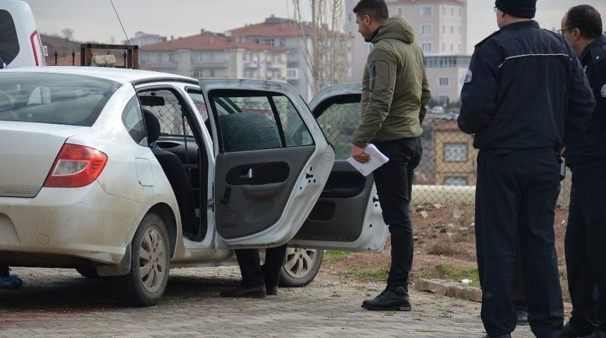 Otomobil İ&ccedil;erisinde &Ouml;l&uuml; Bulundu