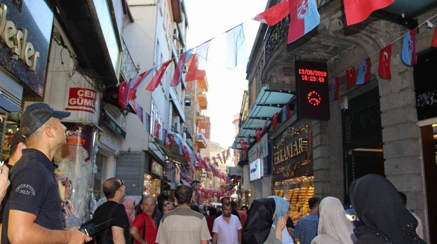 Fransız Gelinin Bir Binanın Balkonundan Kopan Mermer Par&ccedil;ası D&uuml;şt&uuml;